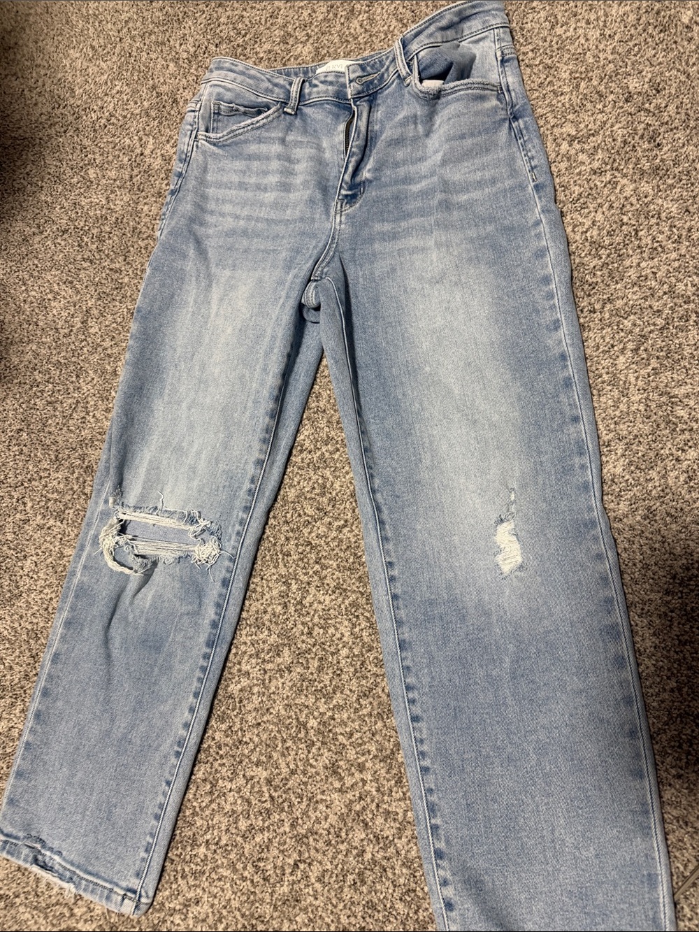 NWOT/ Light Wash Straight Leg Women’s Jeans with Knee Distress